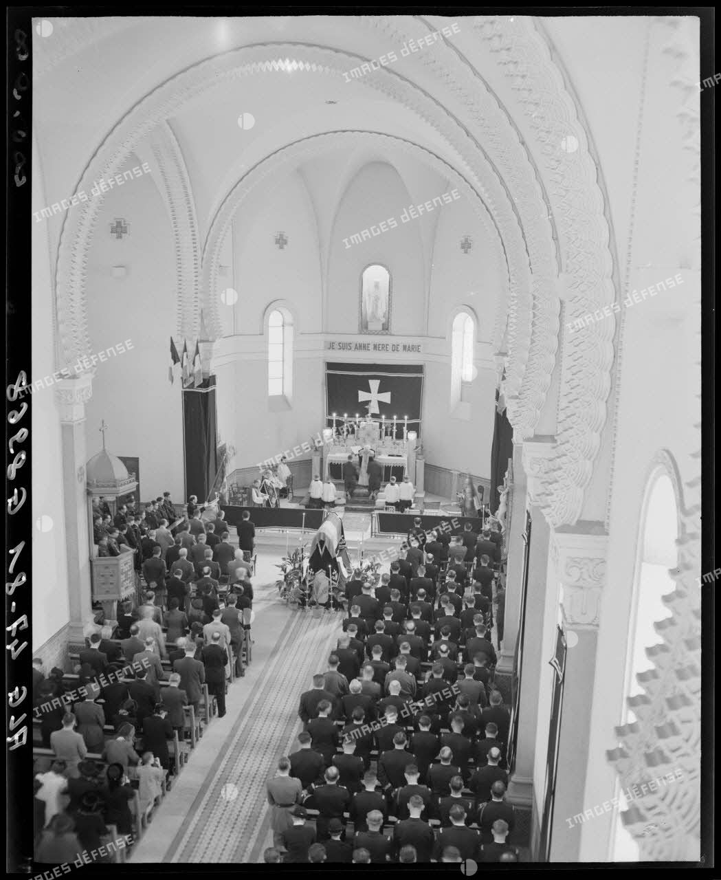 Plan en plongée de la cérémonie funéraire du général Philippe Leclerc, dans une église.