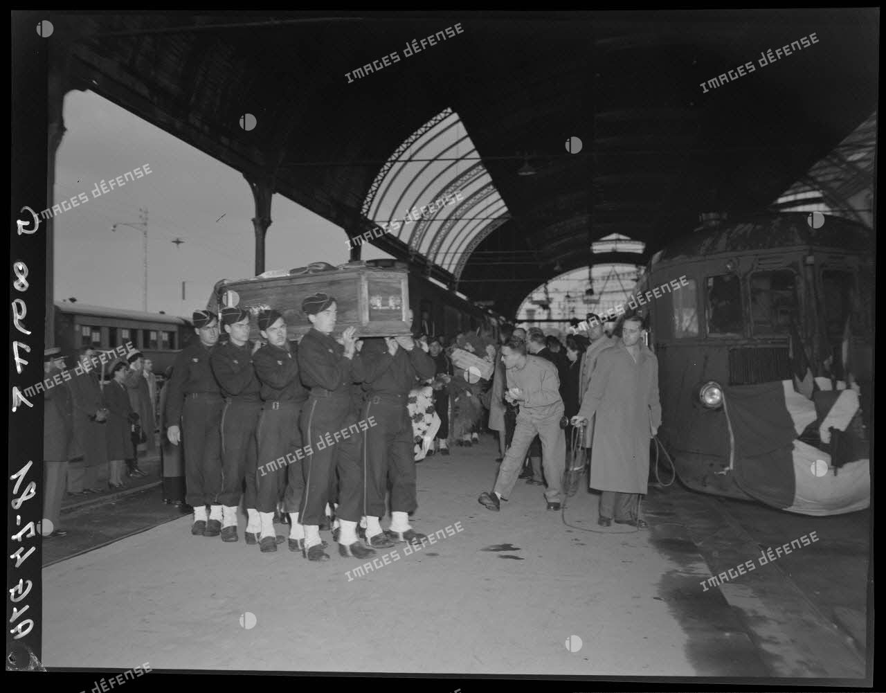 Des soldats transportent le cercueil du général Philippe Leclerc dans une gare, à Alger.