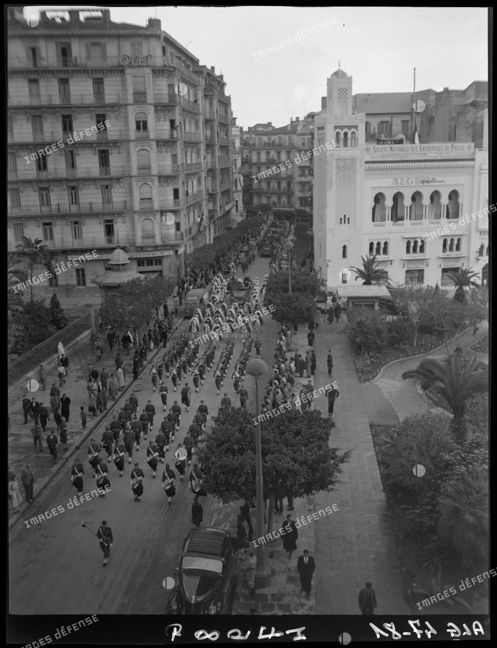 Convoi funéraire motorisé dans les rues d'Alger, accompagné d'unités de l'Armée d'Afrique montées et à pied.