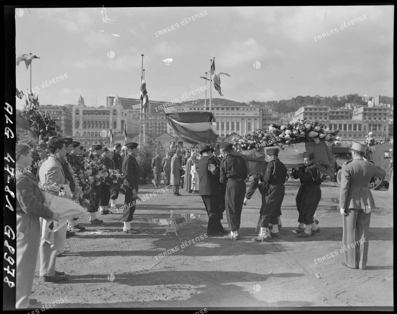 Des soldats transportent le cercueil du général Philippe Leclerc sur le port d'Alger.