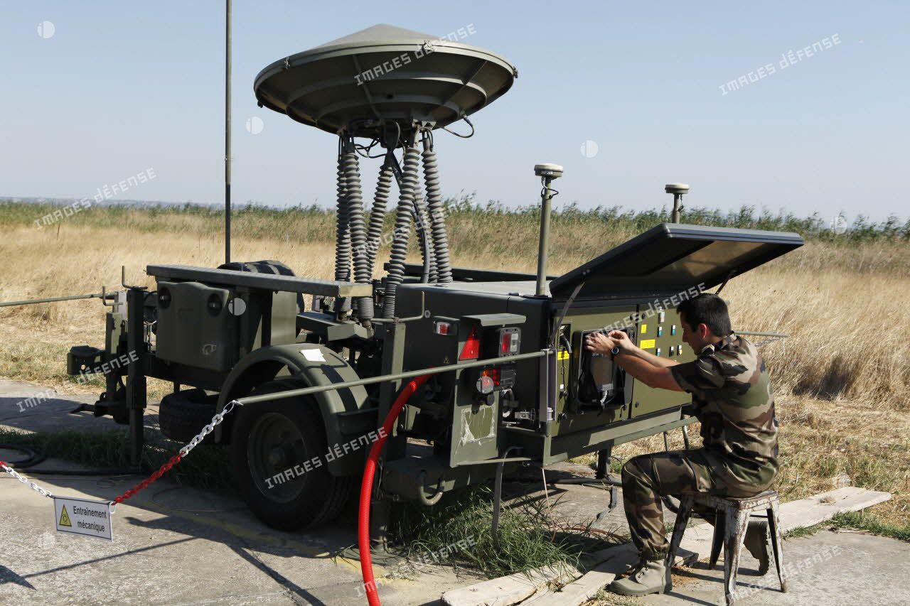 Un technicien s'affaire sur le radar du système d'acquisition d'images du Rafale sur la base aérienne de Sigonella, en zone française de secret OTAN.