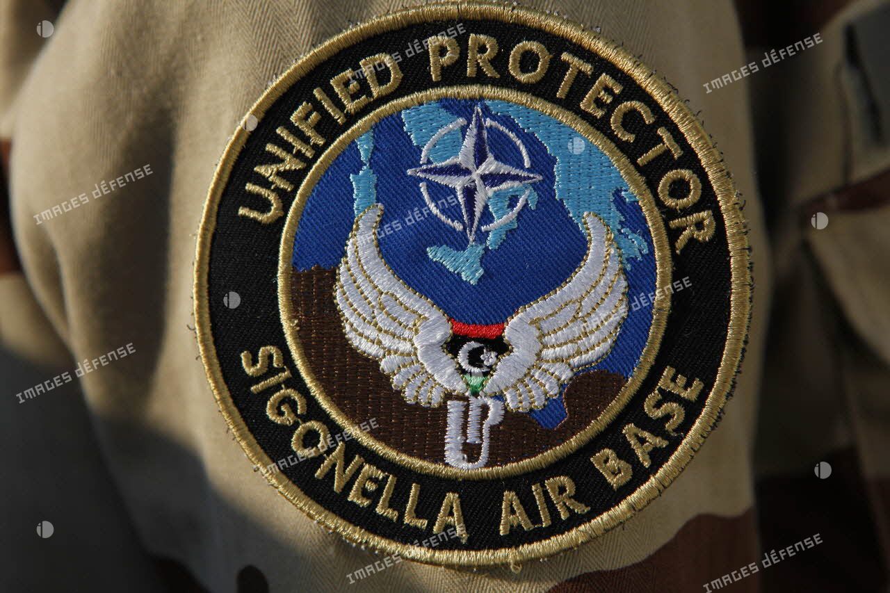 Ecusson et insigne de la mission Harmattan de la base aérienne de Sigonella avec l'inscription de l'opération OTAN "Unified protector Sigonella air base".