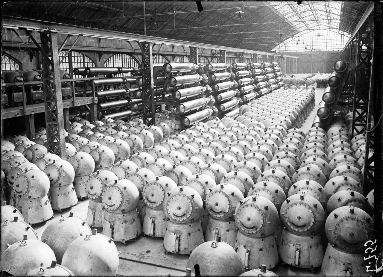 Arsenal de Cherbourg. Vue d'ensemble d'un magasin de mines et torpillesautomobiles (2000 mines et 300 torpilles). [légende d'origine]