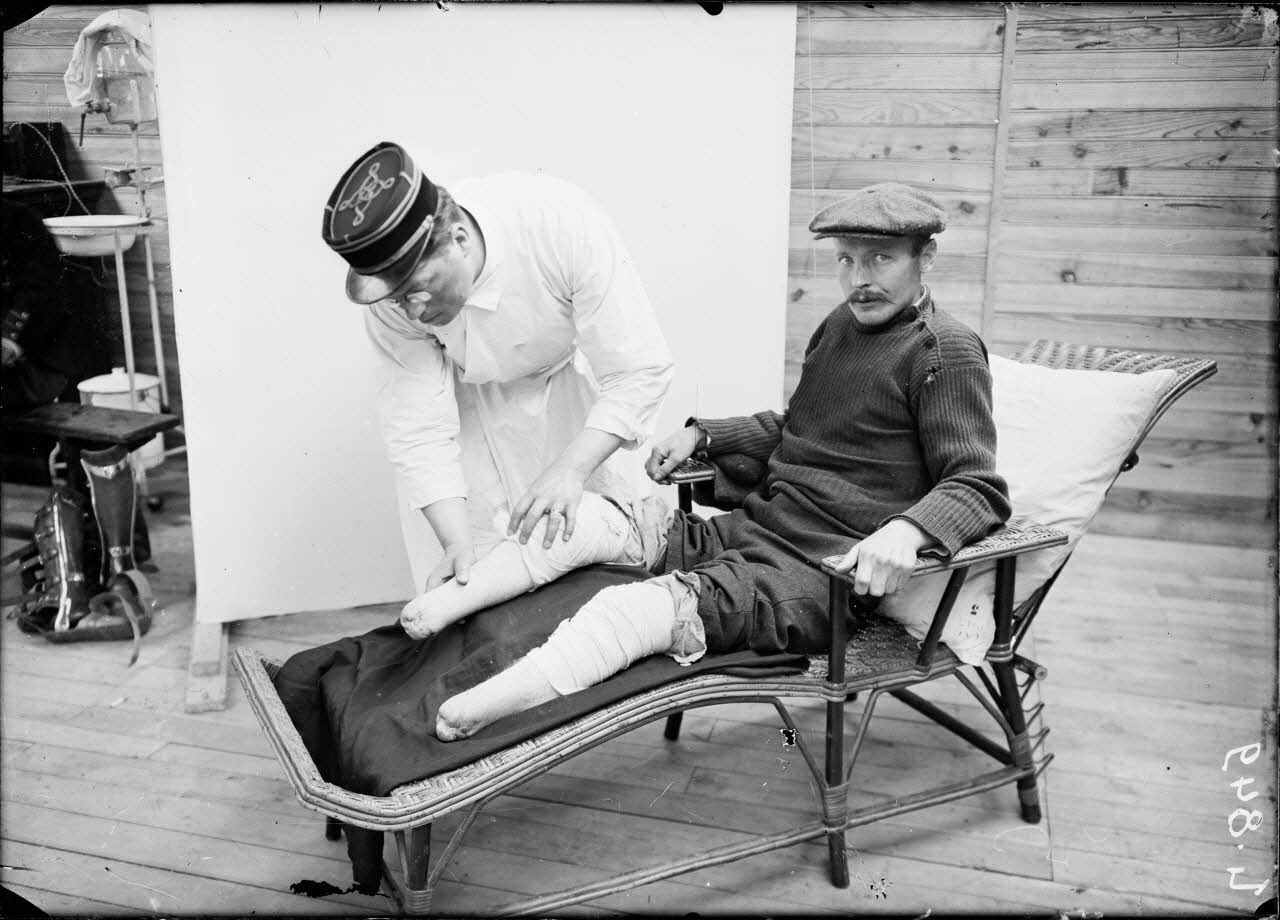 Saint-Maurice. Hôpital militaire 5 bis. Le soldat Gilliot amputé des 2 pieds étendu sur une chaise longue. [légende d'origine]