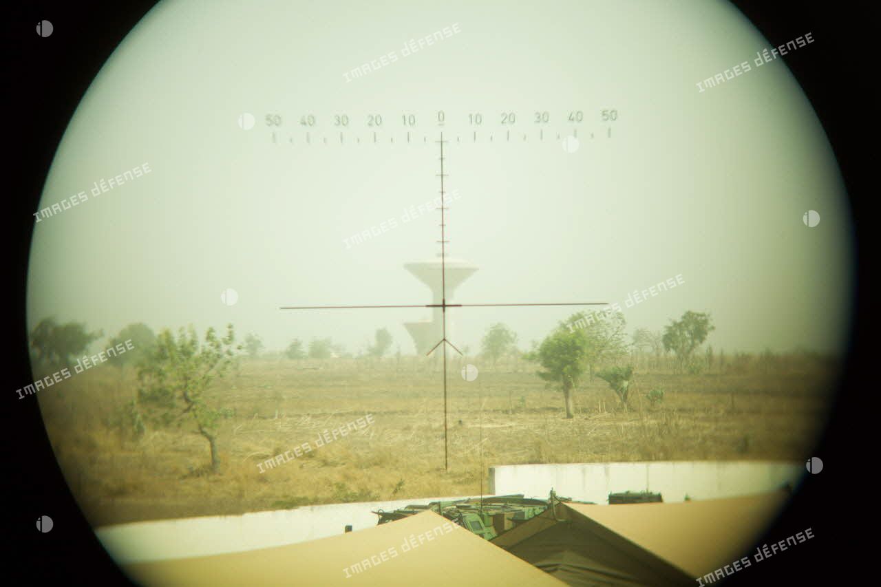 Poste d'observation du 3e RIMa sur le toit d'un bâtiment aux abords de l'aéroport de Bamako. Vue au travers des jumelles Vector sur la tour de contrôle de l'aéroport.