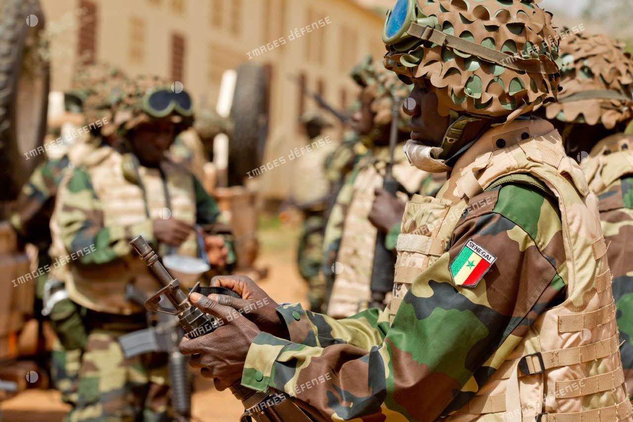 Débarquement des troupes sénégalaises des pick-up 4x4 Toyota Landcruiser. Les soldats sont armés de fusils d'assaut Colt M4-A1.