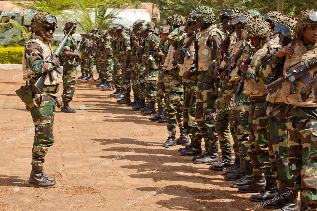 Briefing d'arrivée des militaires sénégalais rassemblés, armés de fusils d'assaut Colt M4-A1 et M16-A2.