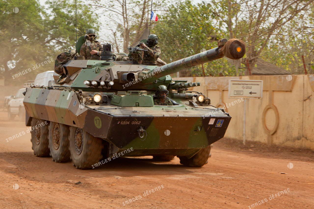 Départ du convoi du GTIA 2 du camp de Bamako : passage d'un AMX-10 RC du RICM.