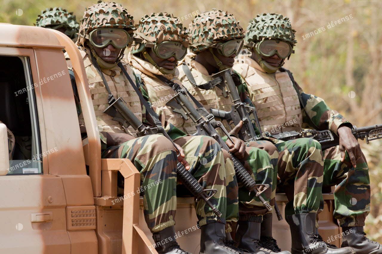 Arrivée d'un véhicule pick-up 4x4 Toyota Landcruiser transport de troupes du convoi sénégalais. Les soldats sont armés de fusils d'assaut Colt M4-A1 et d'une mitrailleuse Saco M60.