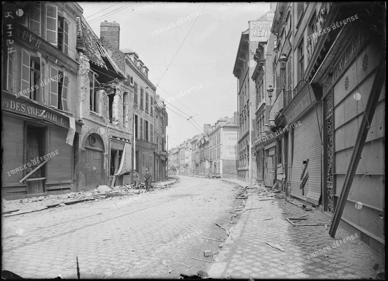 Amiens, un aspect de la rue des Sergents. [légende d'origine]