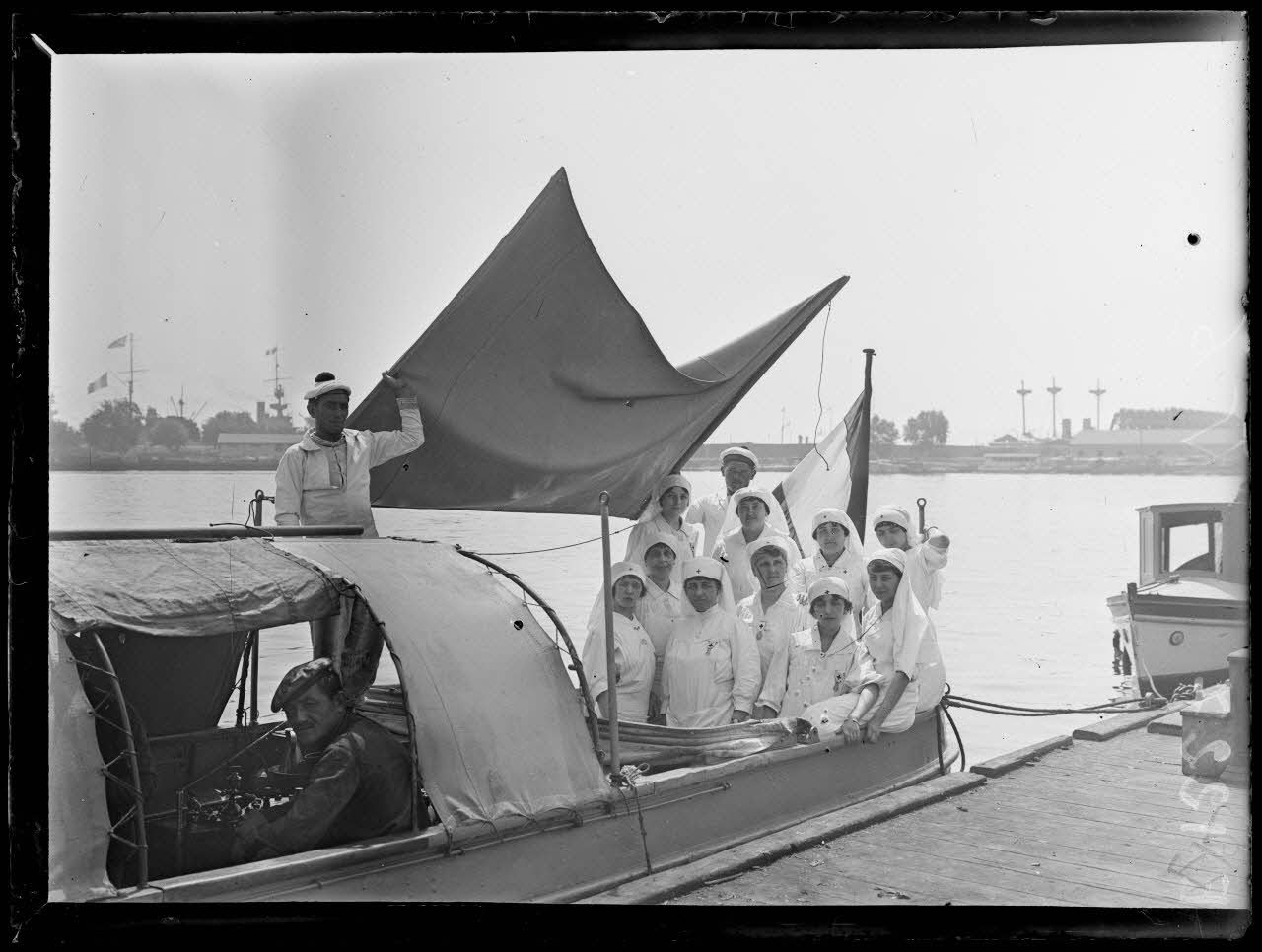 Toulon. Dames de la Croix Rouge débarquant pour attendre le navire hôpital. 4 août 16. [légende d'origine]