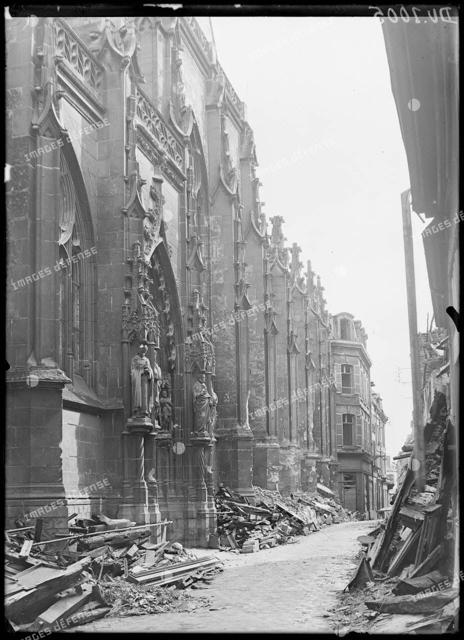 Amiens, Somme, église Saint-Germain après le bombardement. [légende d'origine]