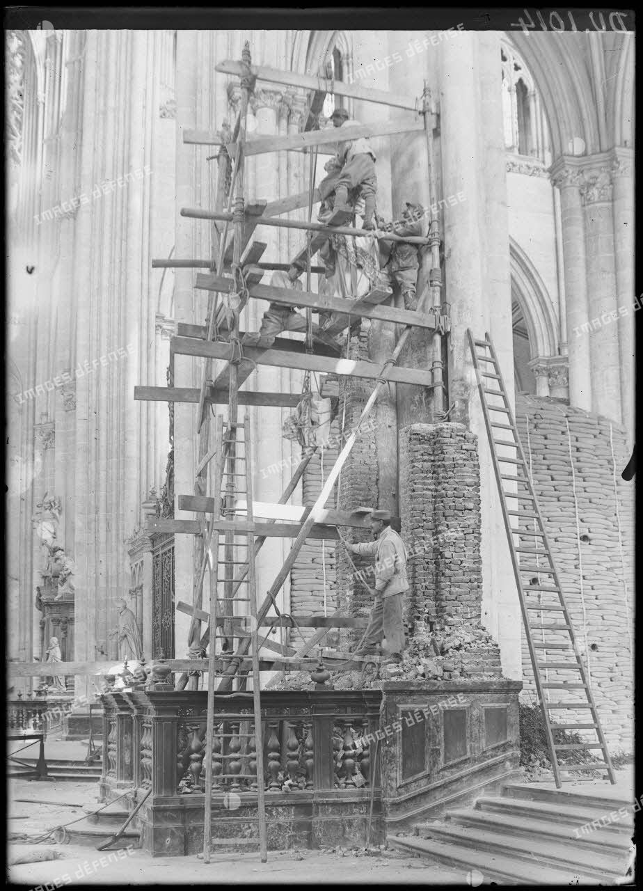 Amiens, Somme, église Saint-Rémi après le bombardement. [légende d'origine]