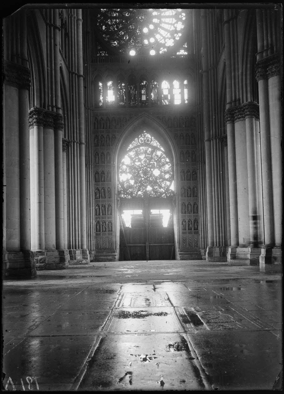 Reims, la cathédrale, grand portail vue de l'intérieur. [légende d'origine]