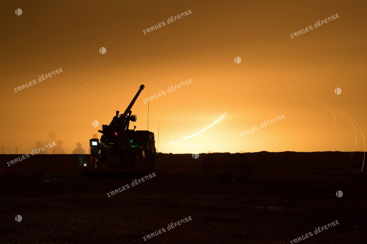 Tir éclairant par un camion équipé d'un système d'artillerie (CAESAR) du 3e régiment d'artillerie de marine (3e RAMa) à proximité de la frontière syrienne.