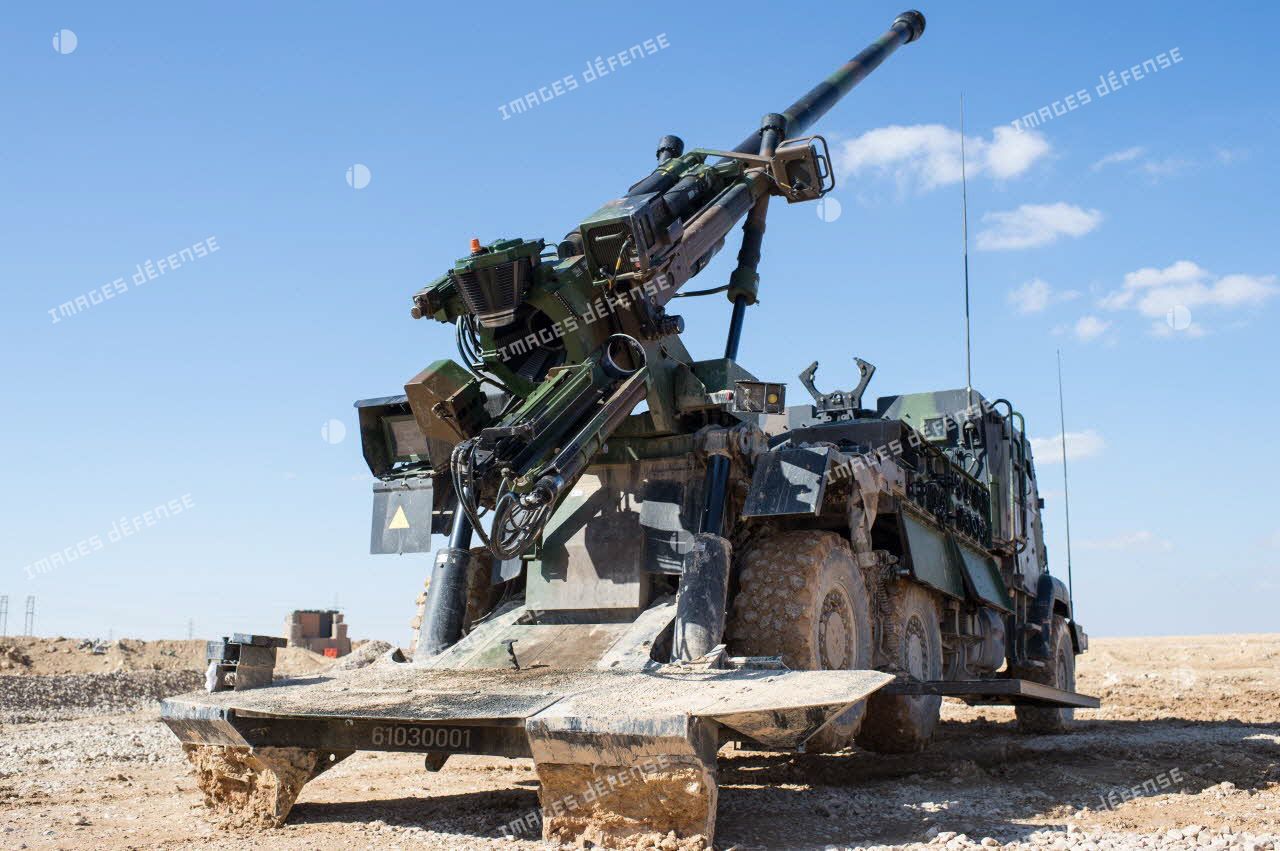 Vue arrière d'un camion équipé d'un système d'artillerie (CAESAR) du 3e régiment d'artillerie de marine (3e RAMa) en batterie à Al-Qaïm.