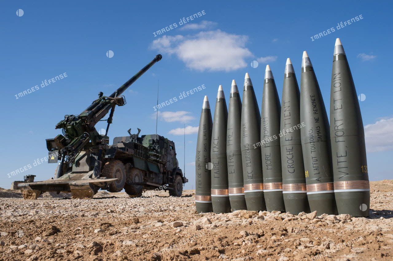 Préparation des obus pour une séquence de tir par camion équipé d'un système d'artillerie (CAESAR) à Al-Qaïm.