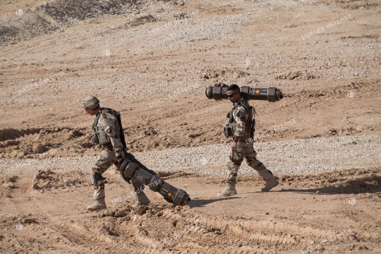 Des artilleurs du 3e régiment d'artillerie de marine (3e RAMa) portent des charges propulsives explosives à Al-Qaïm.