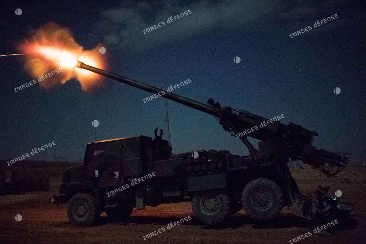 Tir d'éclairants de nuit par un camion équipé d'un système d'artillerie (CAESAR) du 3e régiment d'artillerie de marine (3e RAMa) à Al-Qaïm.