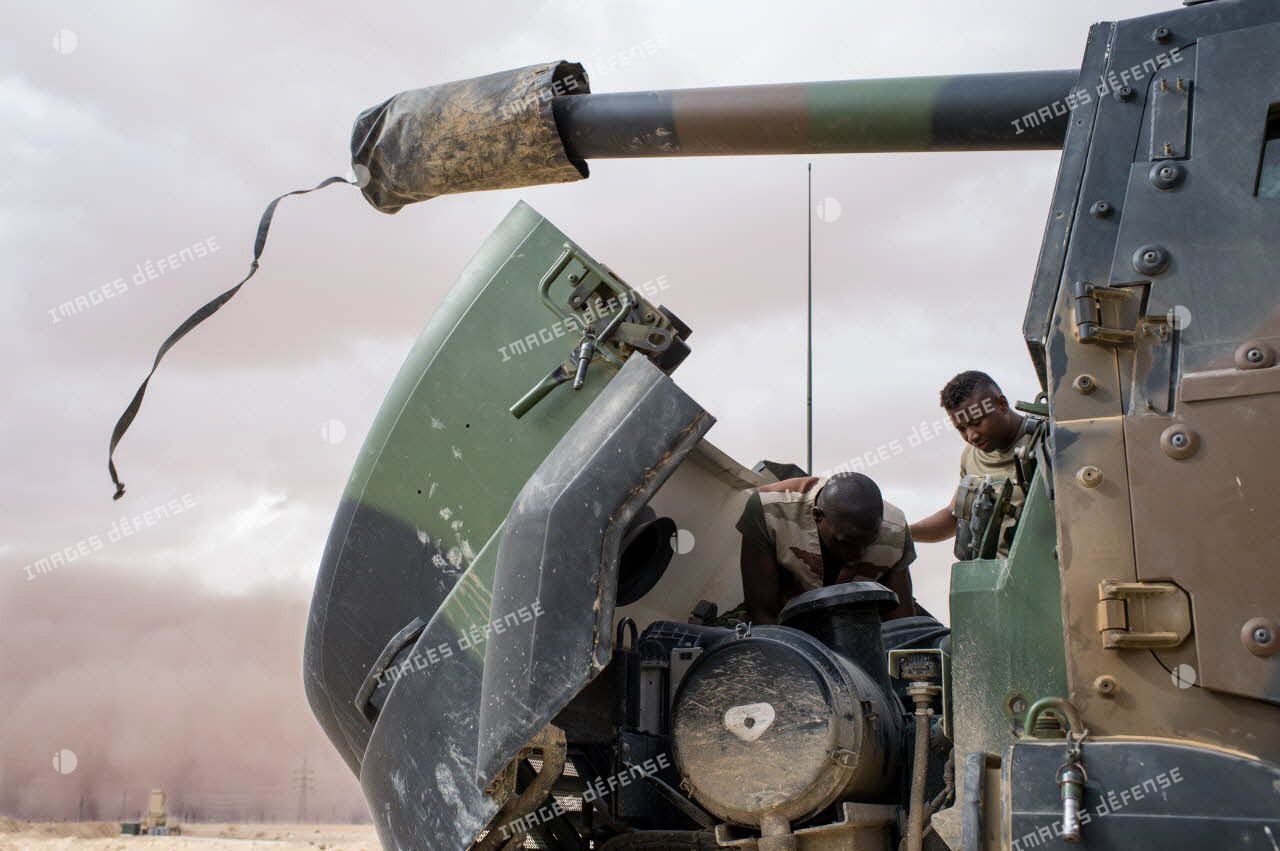 Des soldats du détachement soutien mènent une réparation sur un camion équipé d'un système d'artillerie (CAESAR) du 3e régiment d'artillerie de marine (3e RAMa) à Al-Qaïm.
