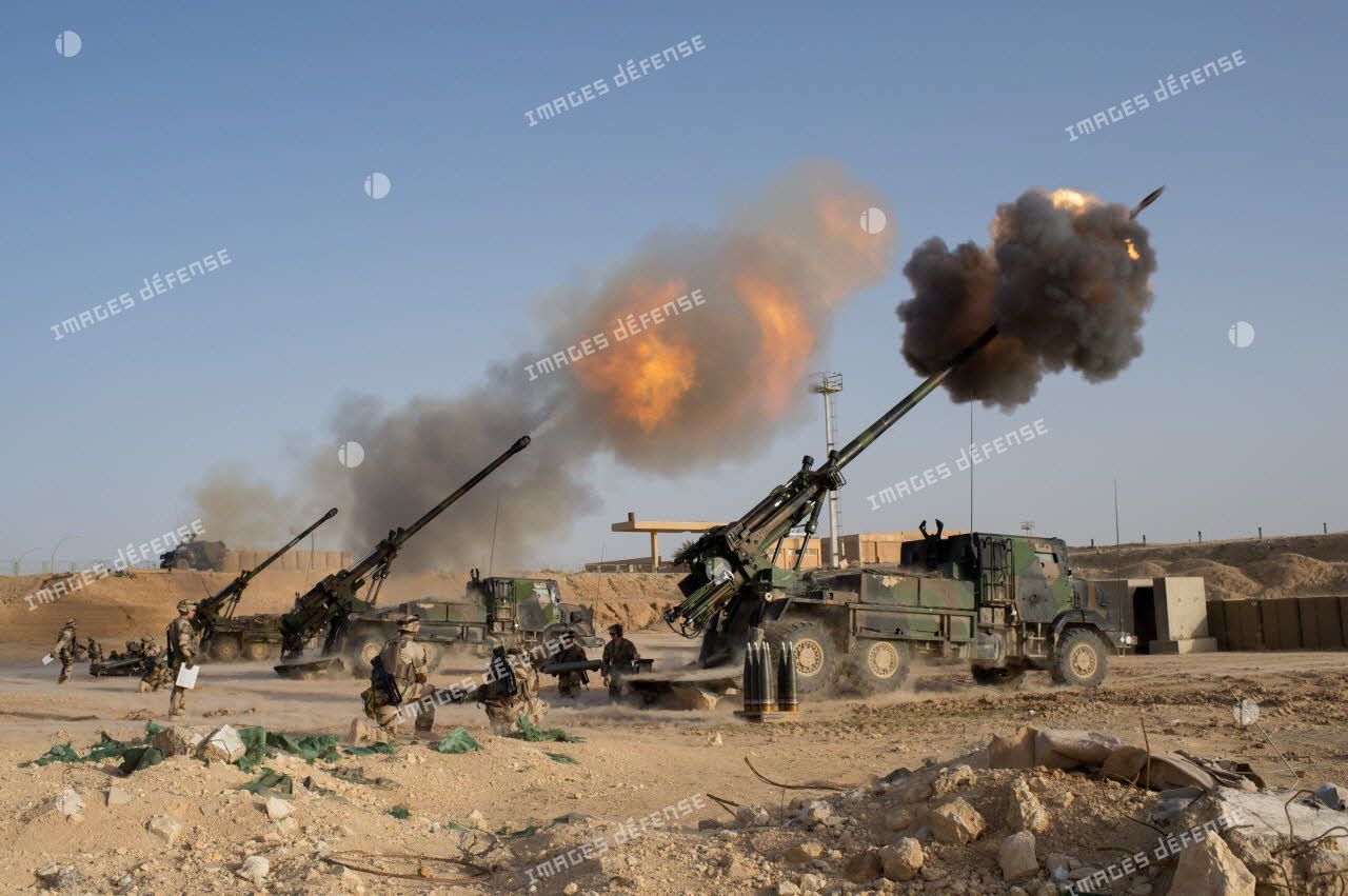 Séquence de tir par une batterie de camions équipé d'un système d'artillerie (CAESAR) du 3e régiment d'artillerie de marine (3e RAMa) à Al-Qaïm.
