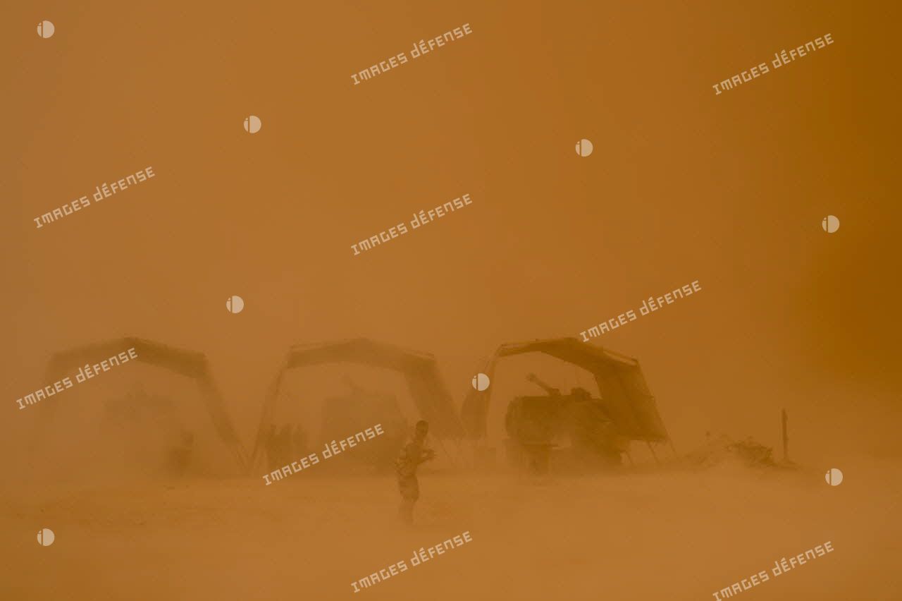 Une tempête de sable souffle sur l'emplacement des camions équipé d'un système d'artillerie (CAESAR) à Al-Qaïm.