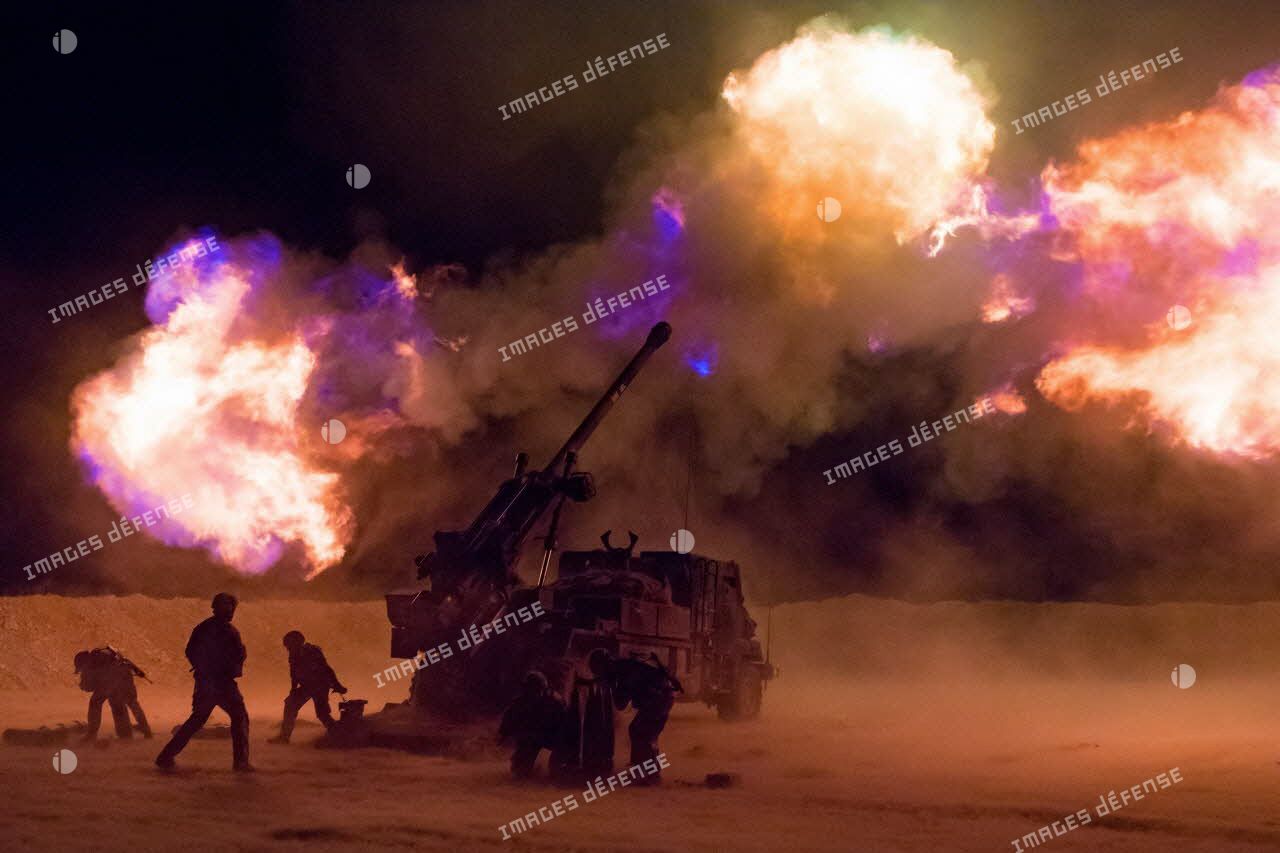 Tir d'obus explosif nocturne par un camion équipé d'un système d'artillerie (CAESAR) du 3e régiment d'artillerie de marine (3e RAMa) à Al-Qaïm.