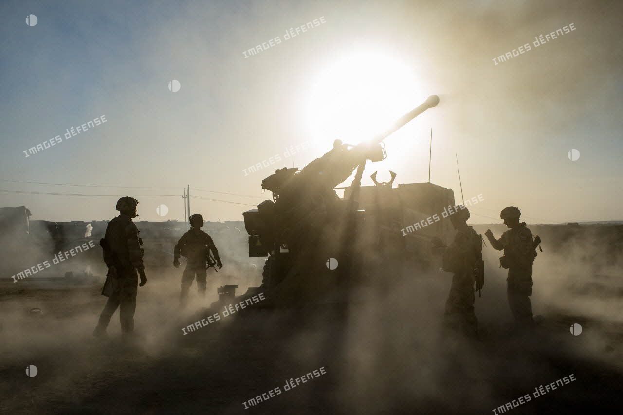 Tir d'obus explosif par un camion équipé d'un système d'artillerie (CAESAR) du 3e régiment d'artillerie de marine (3e RAMa) à Al-Qaïm.