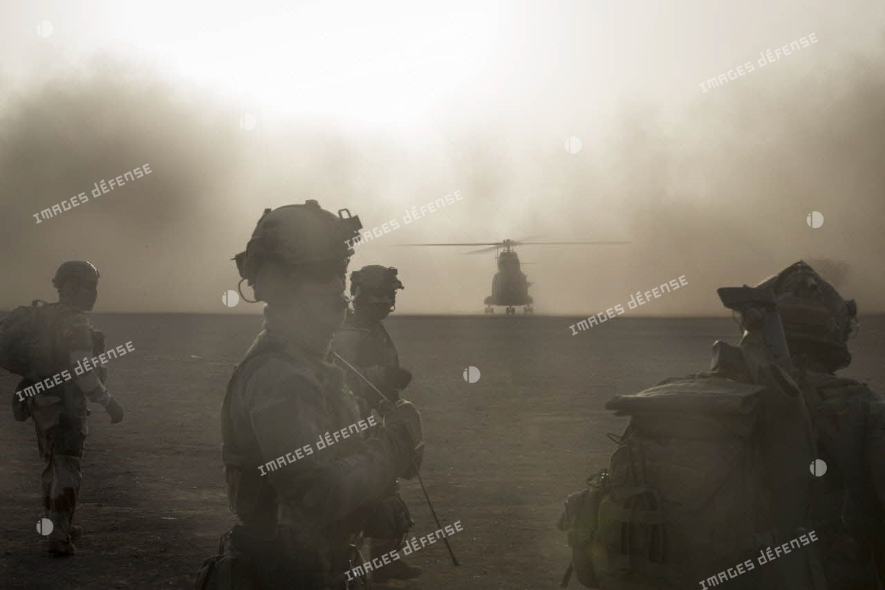 Eléments du groupe commando de montagne (GCM) lors d'une exfiltration par hélicoptère Puma SA-330 dans le cadre d'un exercice sur la base de Gao.