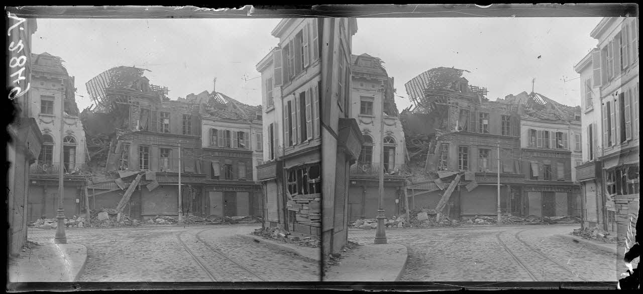 Amiens, Somme, rue de la République, n°8 et 10, maisons bombardées. [légende d'origine]