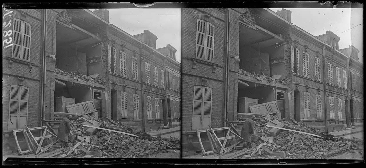 Amiens, Somme, rue Cozette, n°51. Maison bombardée. [légende d'origine]