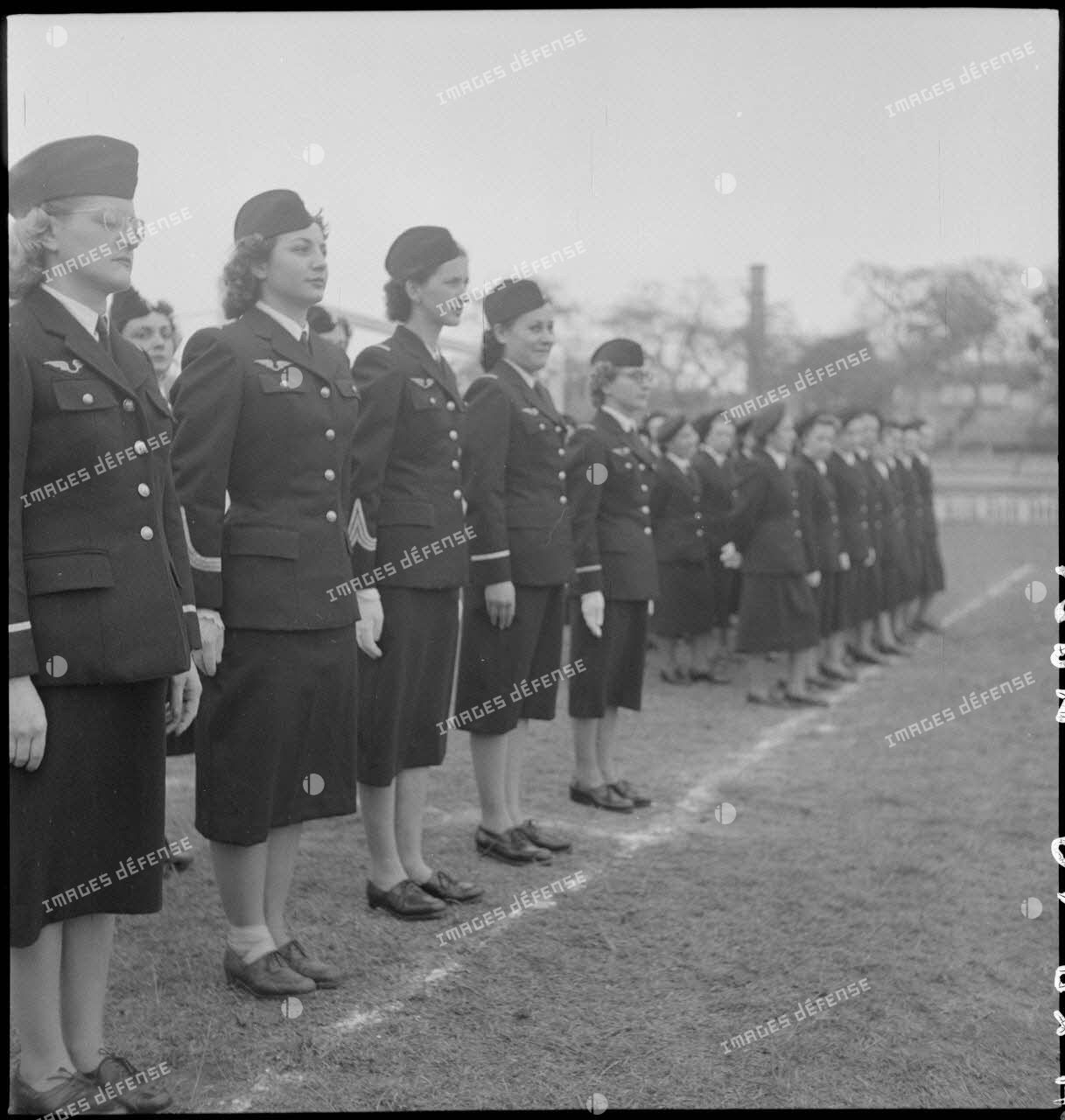 Personnel féminin de l'armée de l'Air lors de la prise d'armes du personnel féminin de l'armée de Terre au stade Mangin.