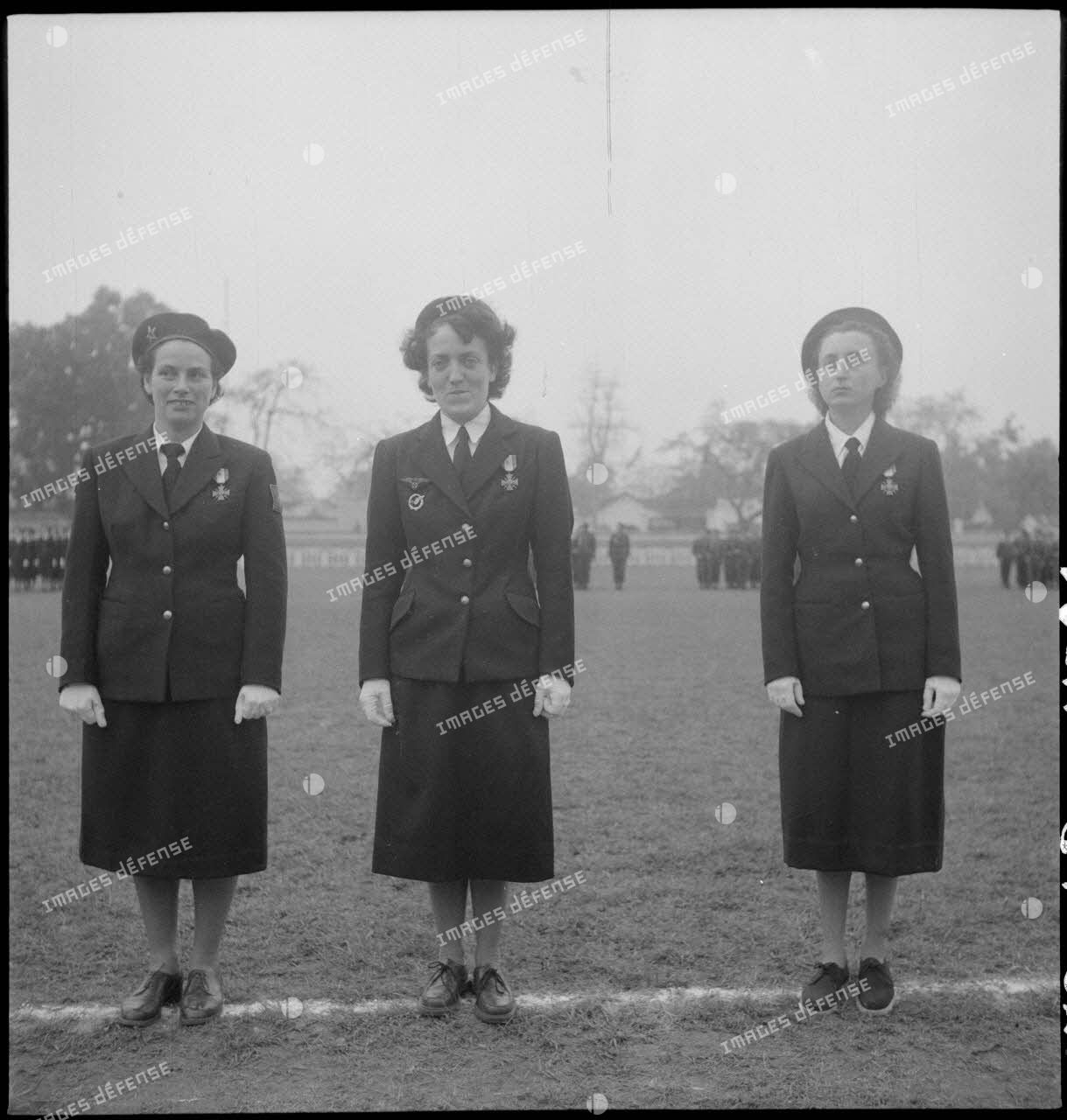 Trois éléments du PFAT (personnel féminin de l'armée de Terre) au stade Mangin.