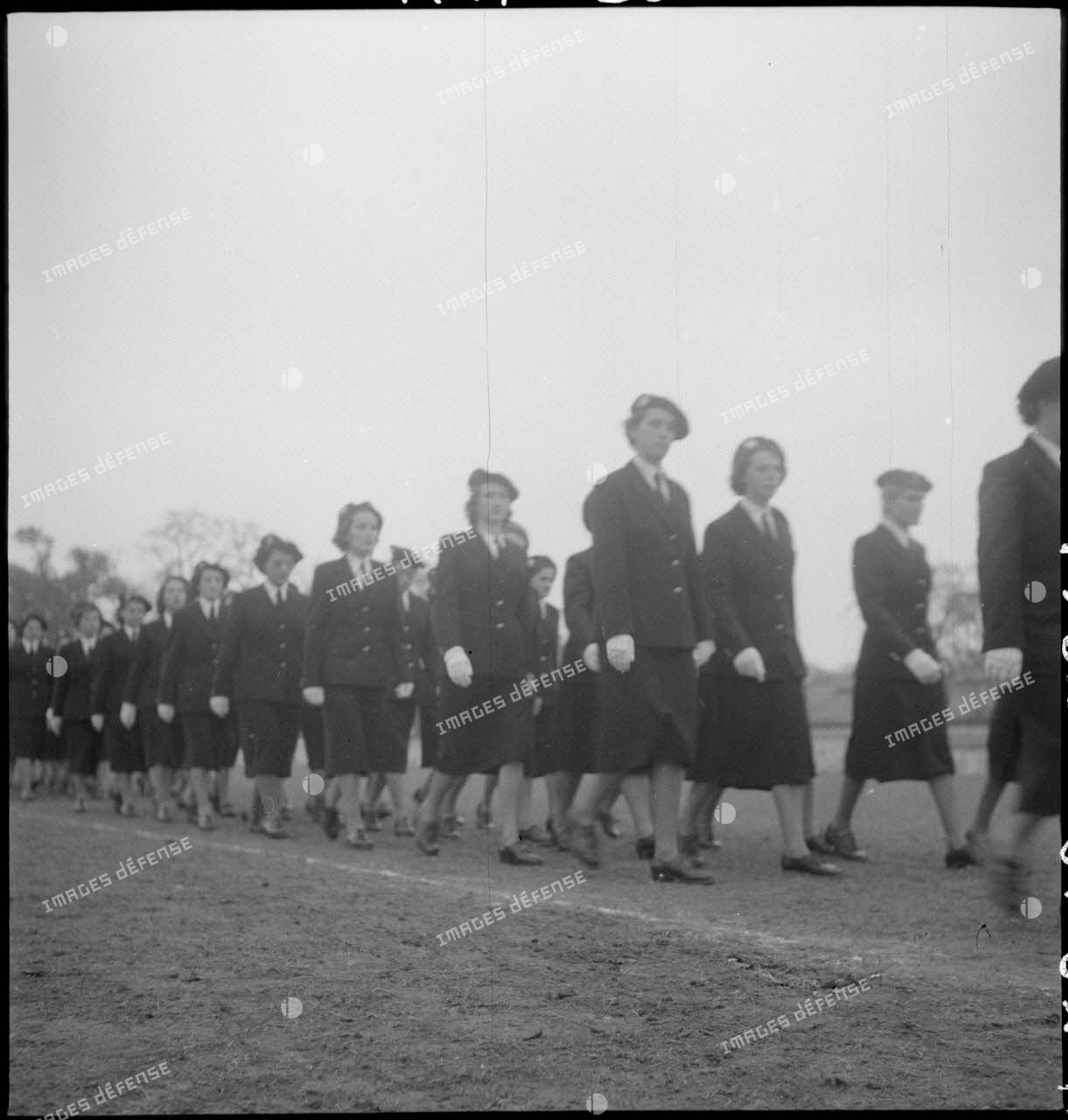 Détachement des parachutistes lors de la prise d'armes du PFAT (personnel féminin de l'armée de Terre) au stade Mangin.