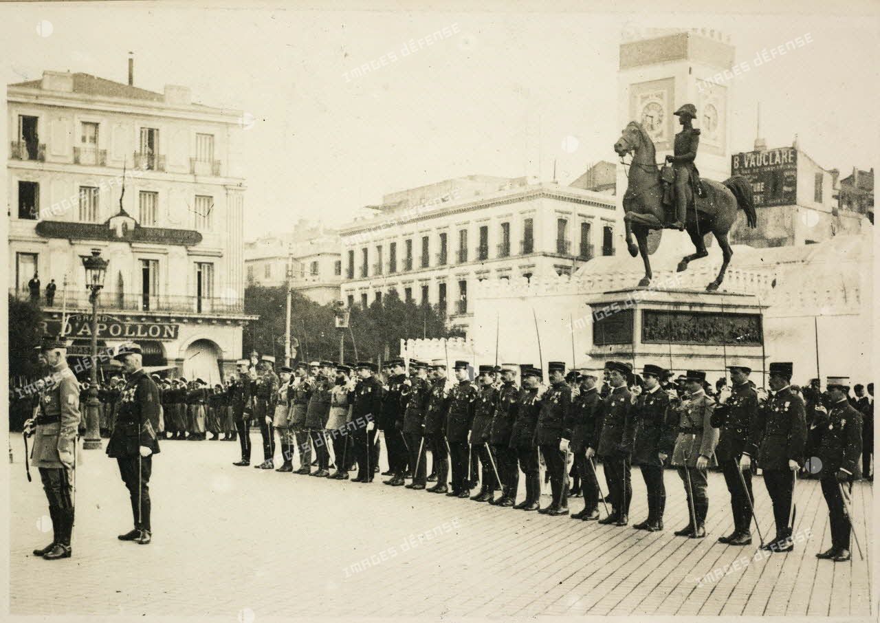 4 janvier 1921. Alger. Place du Gouvernement. Remise de croix à deux amis. Les récipendaires. Colonel Bertrand. G[énér]al Mesple. [légende d'origine]