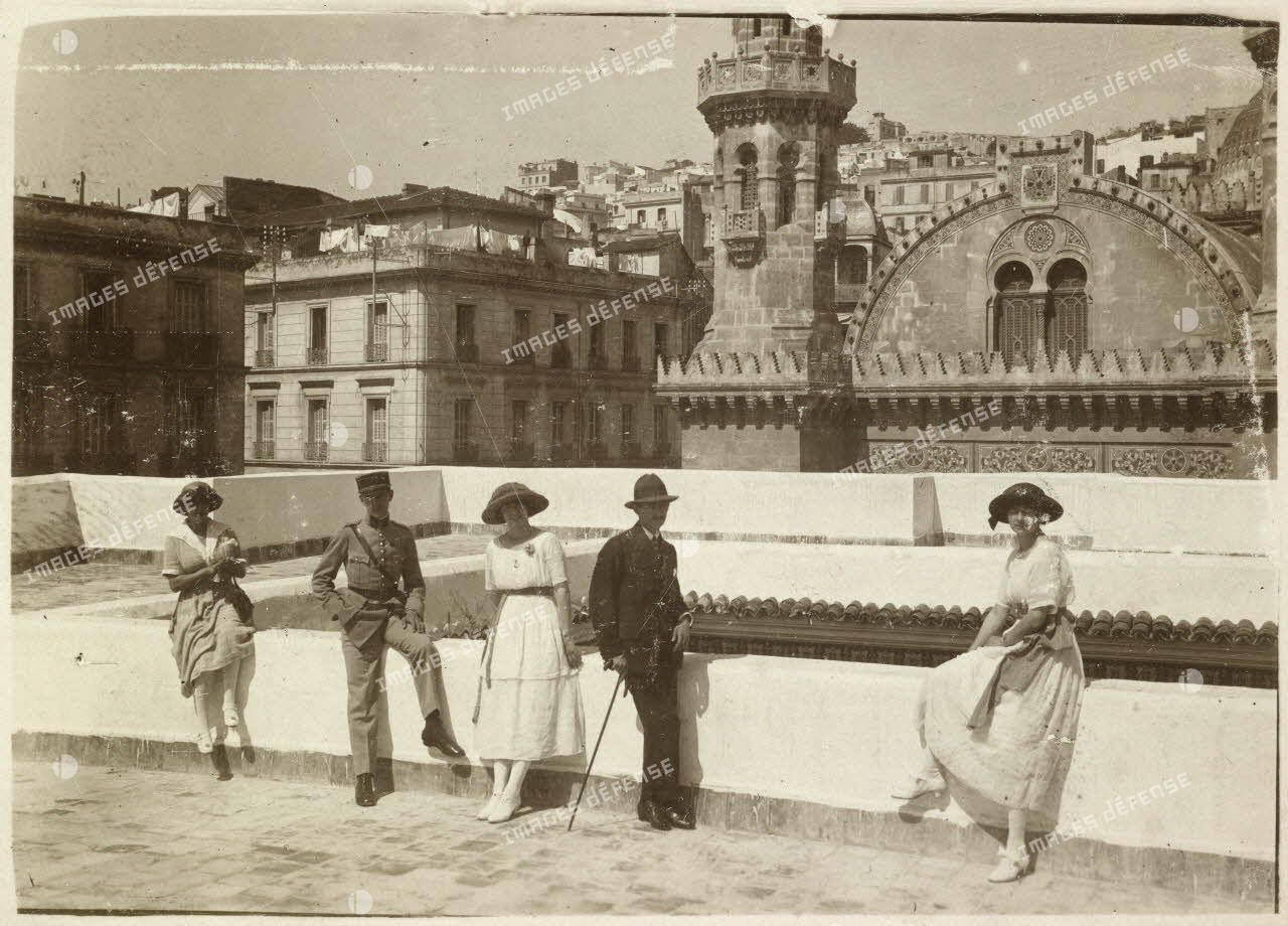 Alger, avril 1920. Les enfants Carrière et Vérignon sur la terrasse de l'archevêché. Au 2e plan, la cathédrale, au fond la ville haute et la Casbah. [légende d'origine]