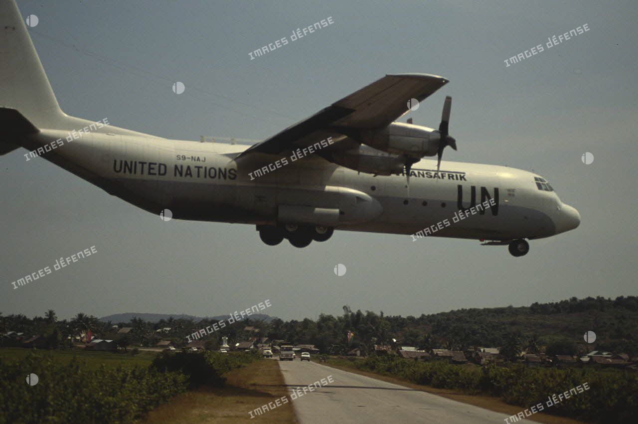 Atterrisage d'un avion Hercule C-130 aux couleurs de l'ONU sur l'aéroport de Sihanoukville.
