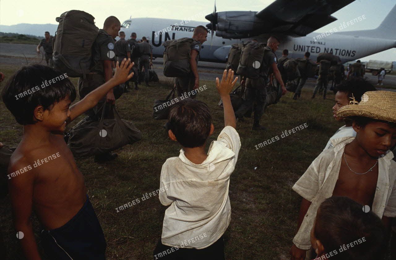 Embarquement des hommes et du matériel dans un Hercule C-130 aux couleurs de l'ONU.