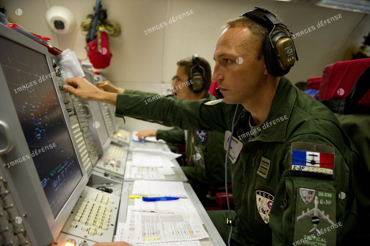 Portrait du lieutenant-colonel Arnaud Bourguignon, chef de mission E3F (tactical director), à son poste aux côtés d'un capitaine, lors d'une mission de contrôle aérien sur la Libye à bord d'un avion de détection Awacs.