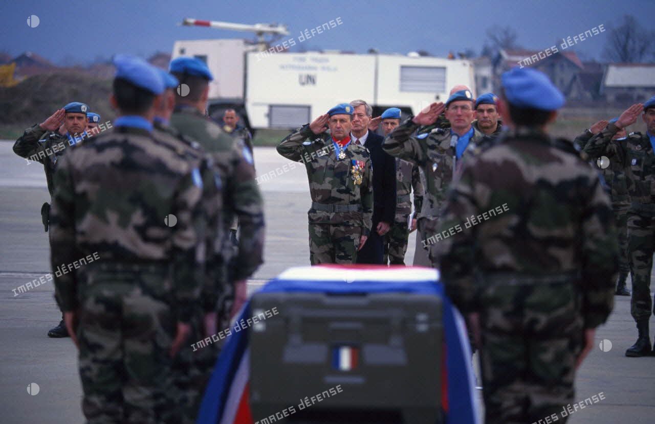 Cérémonie militaire et levée des corps des neuf casques bleus français tués le 14 mars 1995 dans un accident de la route.