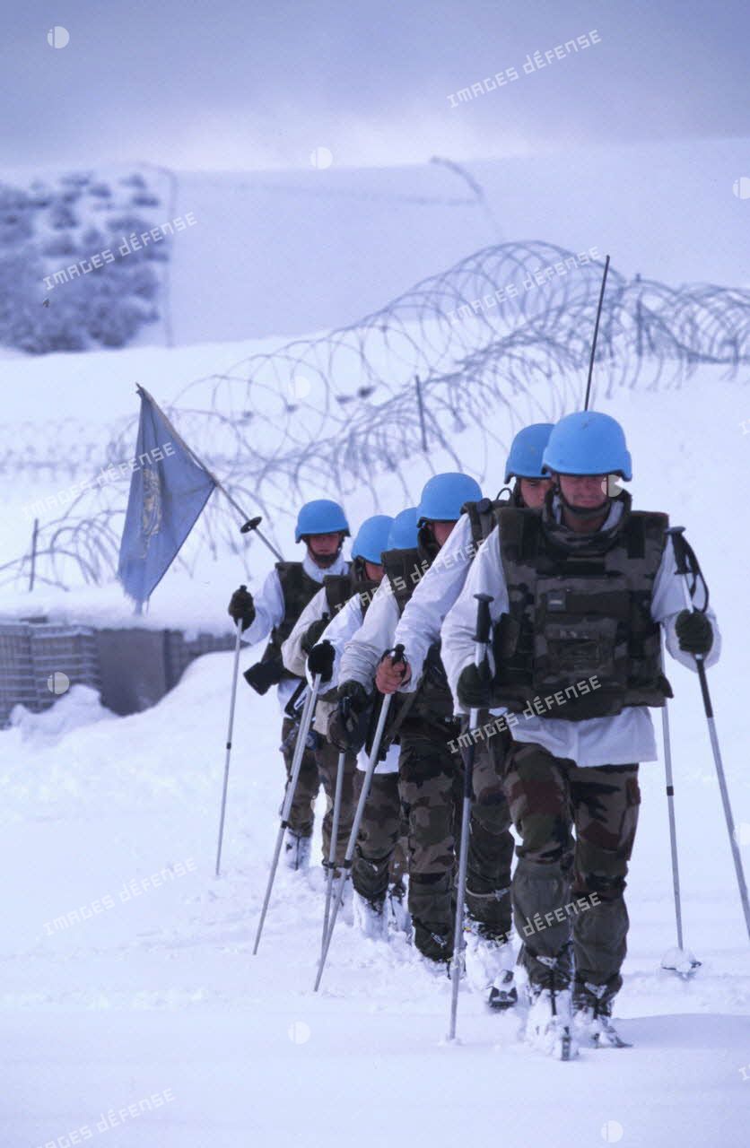 Une patrouille du 27e BCA progresse à ski.