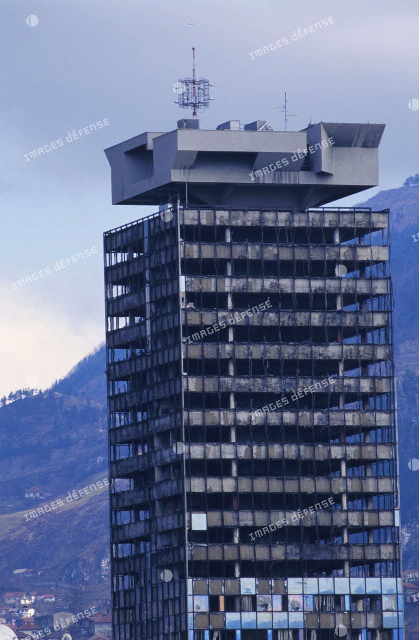 Building de Sarajevo proche de Sniper Avenue ravagé par les tirs de mortiers.