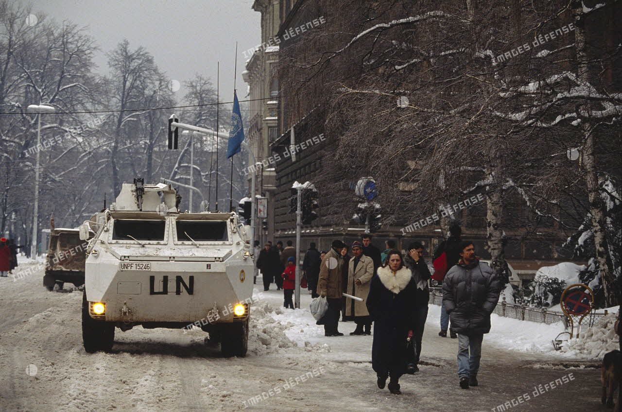 Un VAB blanc ONU patrouille devant la présidence bosniaque de Sarajevo.