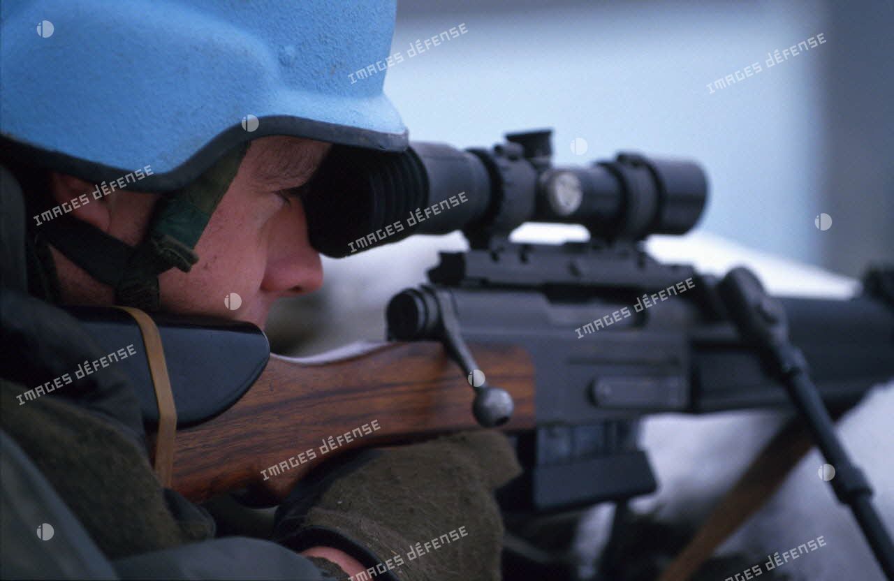 Portrait d'un sergent, tireur d'élite en position armé d'un fusil FR-F2.