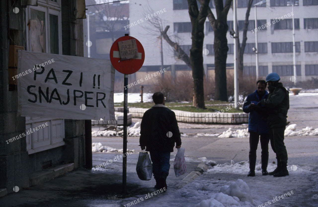 Un panneau d'avertissement "Attention snipers" dans une rue de Sarajevo.