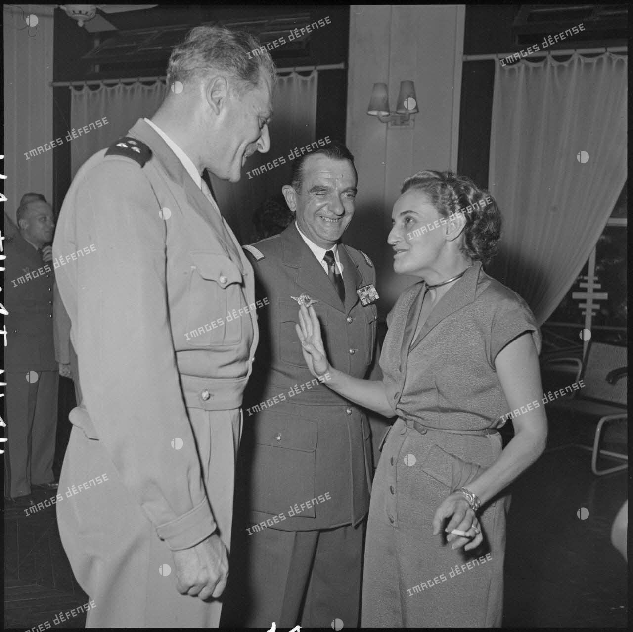 Le général Gilles, commandant des troupes aéroportées (TAP) en Extrême-Orient (au centre), s'entretient avec des convives lors de la réception organisée pour son départ.