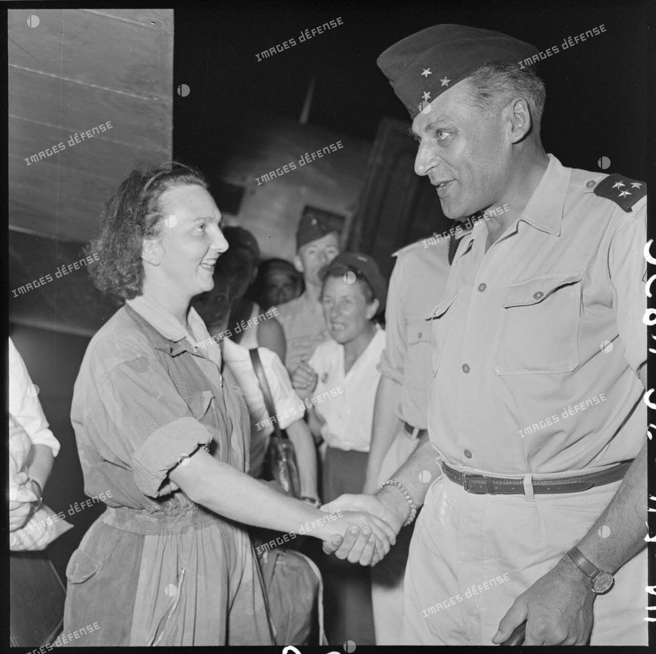 A son arrivée à Hanoï, Geneviève de Galard est accueillie par le général Cogny, commandant en chef des FTNV (forces terrestres du Nord-Vietnam).
