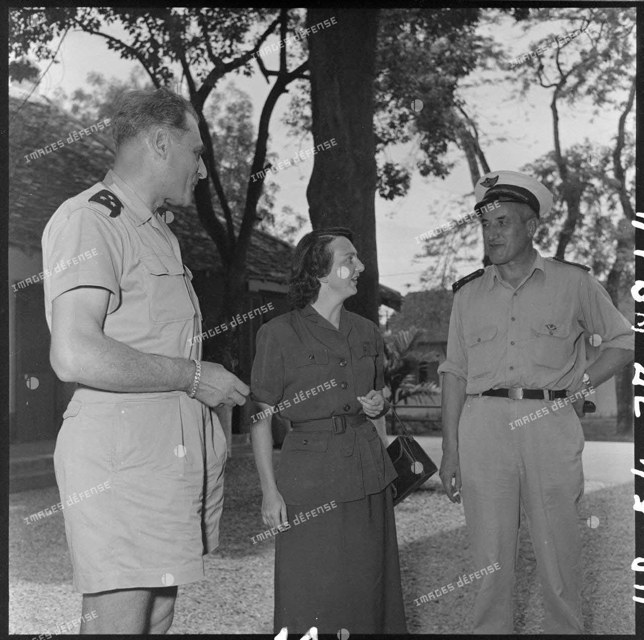 Le général Cogny, commandant en chef des FTNV (forces terrestres du Nord-Vietnam), Geneviève de Galard et le général Dechaux, commandant les forces aériennes au Nord-Vietnam.