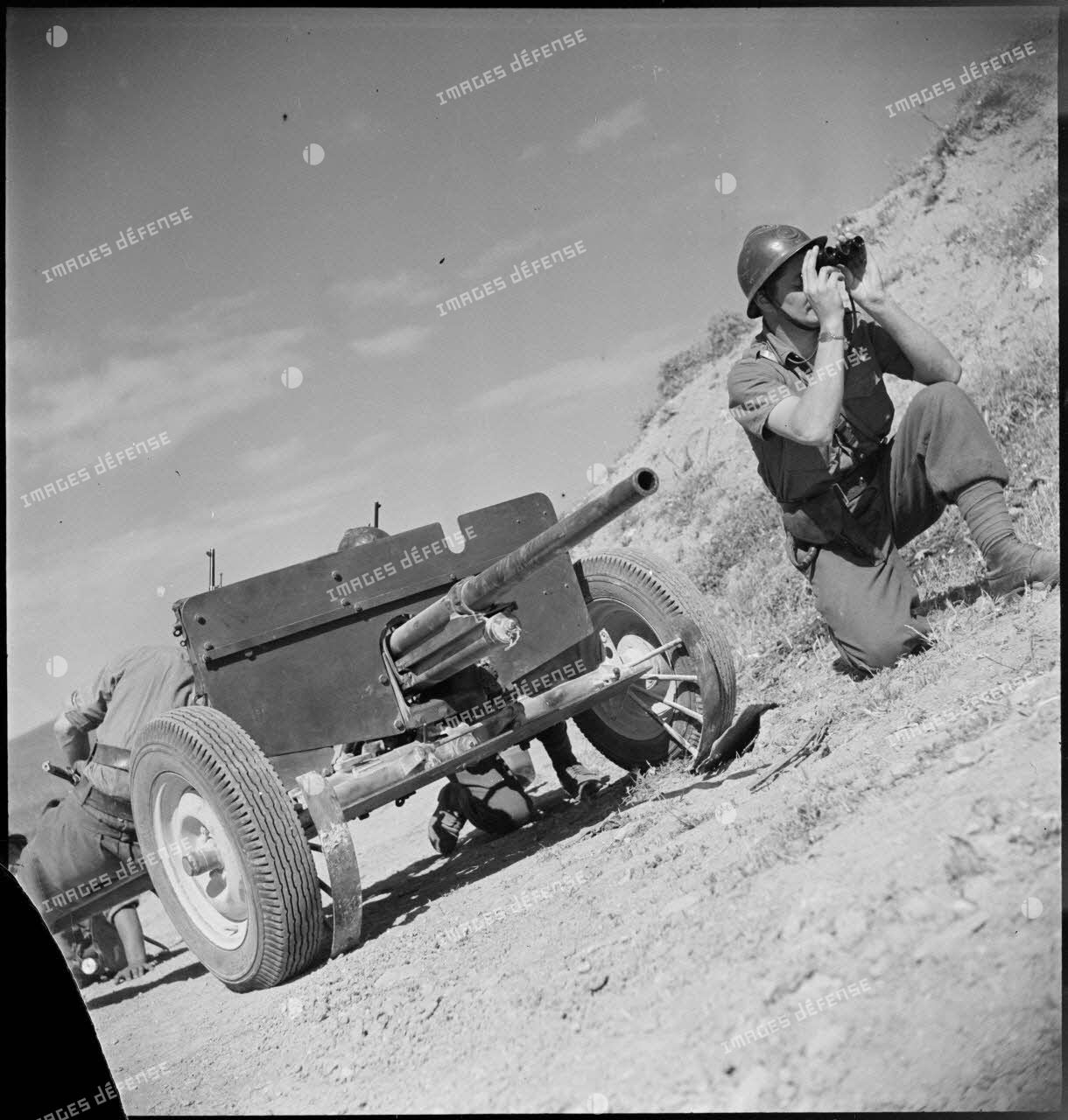 Mise en batterie d'un canon antichar américain de 37 mm M3 par une unité du 19e CA (corps d'armée) dans la région de Zaghouan.