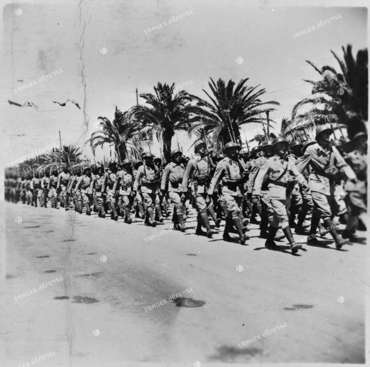 Défilé d'une unité des troupes coloniales lors de la cérémonie célébrant la victoire alliée à l'issue de la campagne de Tunisie.